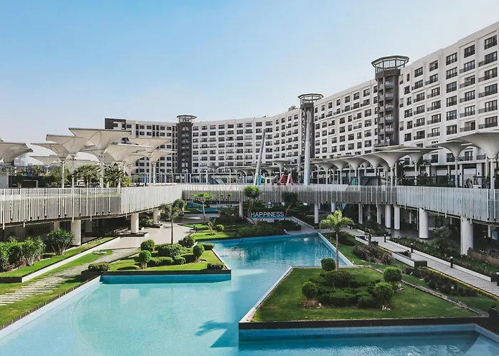Luxury Hotel With Pools In Front Auc